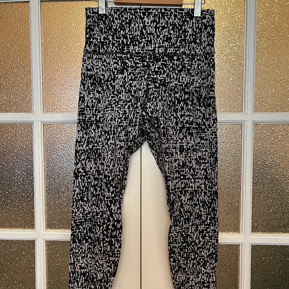 Lululemon 🍋 Align SHR (Super High Rise) Size 10 Black & White Pattern